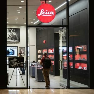 O Triunfo do Preto: A Cor da Autoridade no Varejo de Luxo